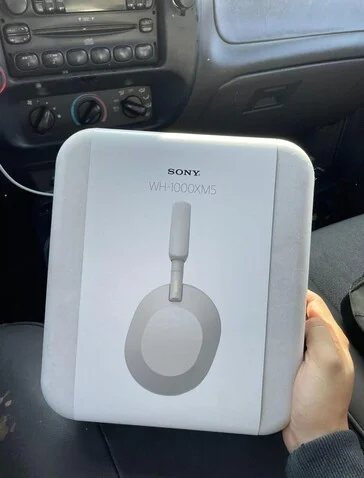 Технічні характеристики гарнітури Sony WH-1000XM5 були підтверджені реальними фотографіями