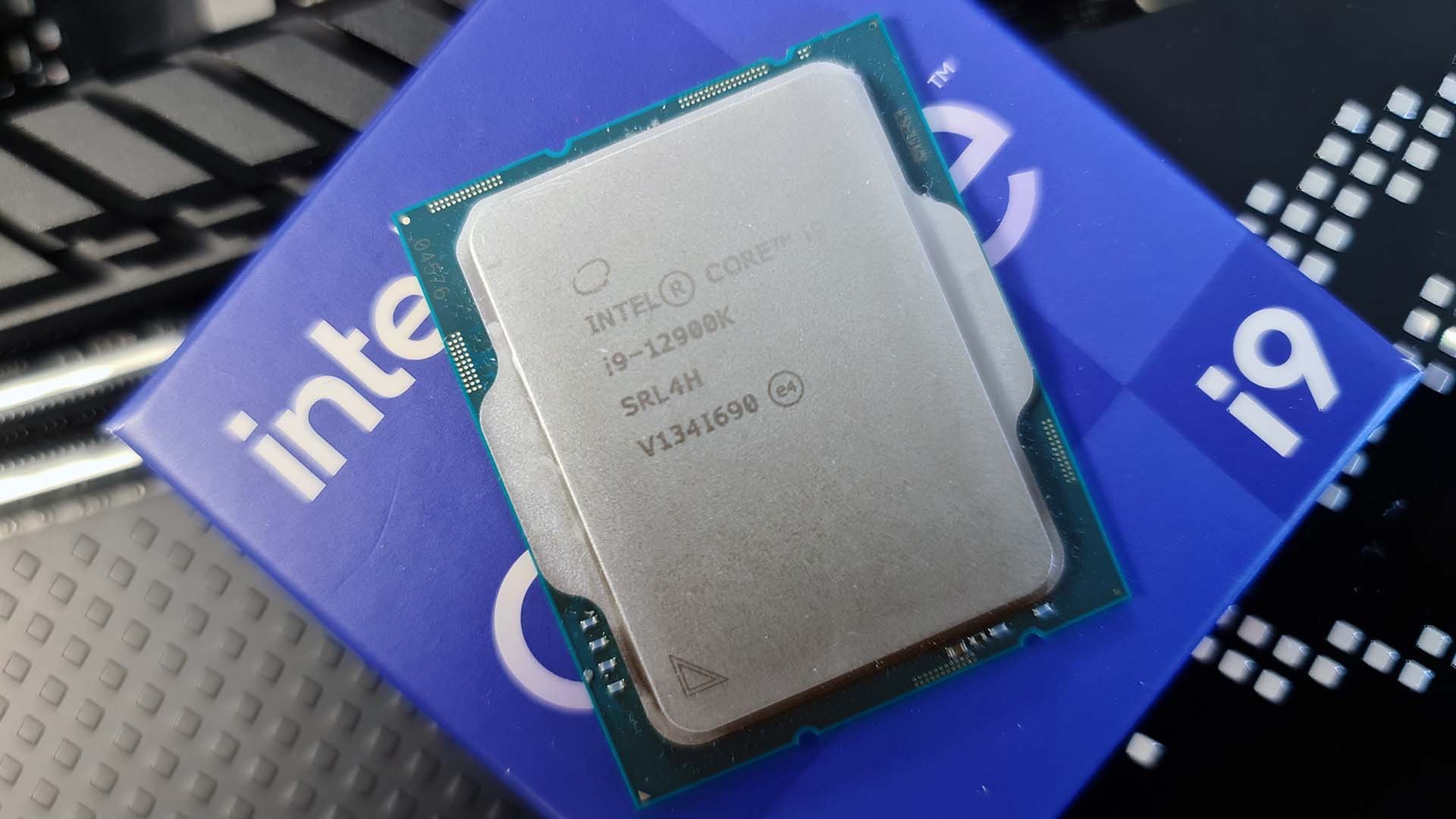 Головне в тестах нового процесора Intel Core i9-12900K