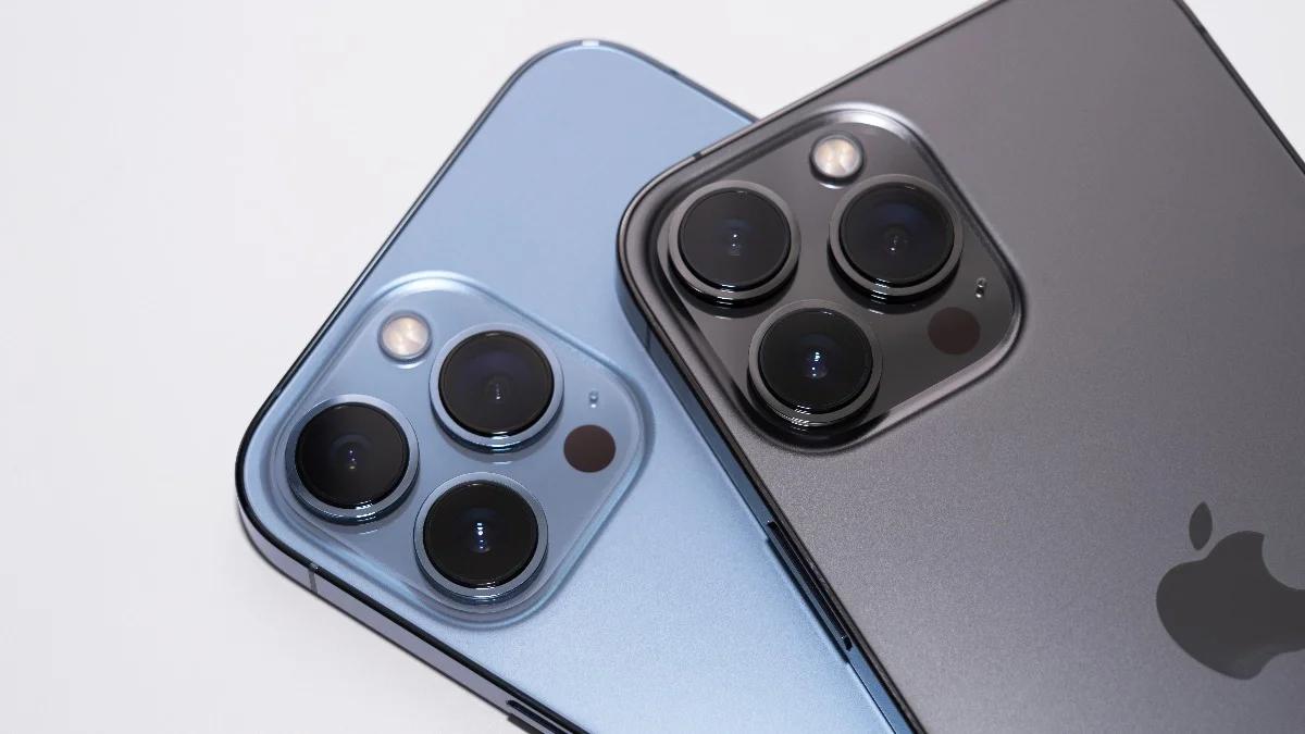 Майже не -фрейм -фреймфром iPhone 14 Pro освітлюється на візуалізації