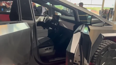 Tesla представила попередню виробничу версію Cybertruck