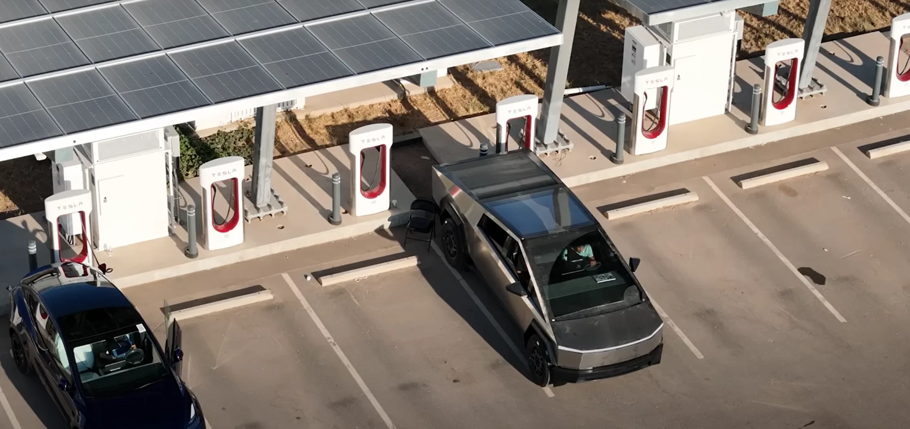 Tesla Cybertruck впав на камеру Дронова