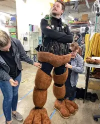 На фотографії з зйомок п’ять ночей на продемонстрованій Фредді аніматроніки Фредді