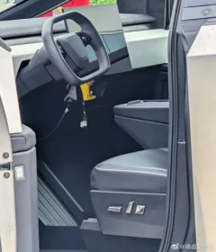 Tesla Cybertruck показав зсередини