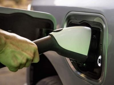 Вчені знайшли вихід із занадто довгої зарядки електромобілів